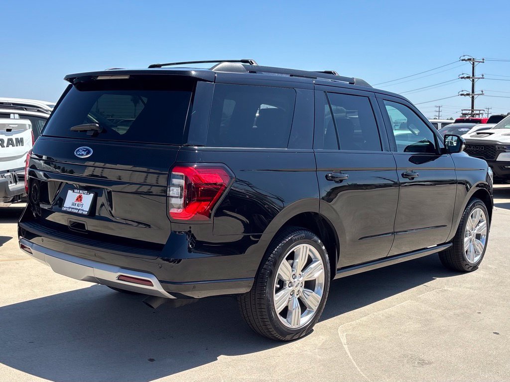 Used 2024 Ford Expedition Platinum RWD image 3