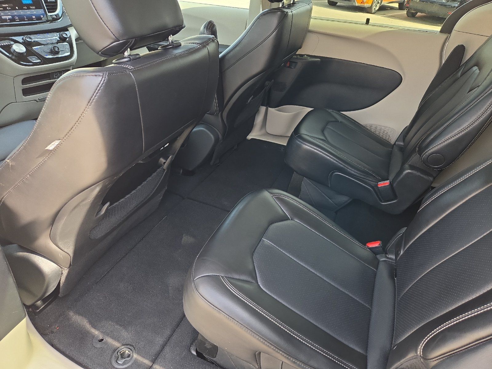Used 2024 Chrysler Pacifica Touring-L FWD image 11