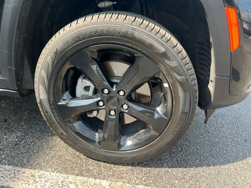 Used 2025 Jeep Grand Cherokee L Limited w/ Black Appearance Package image 18