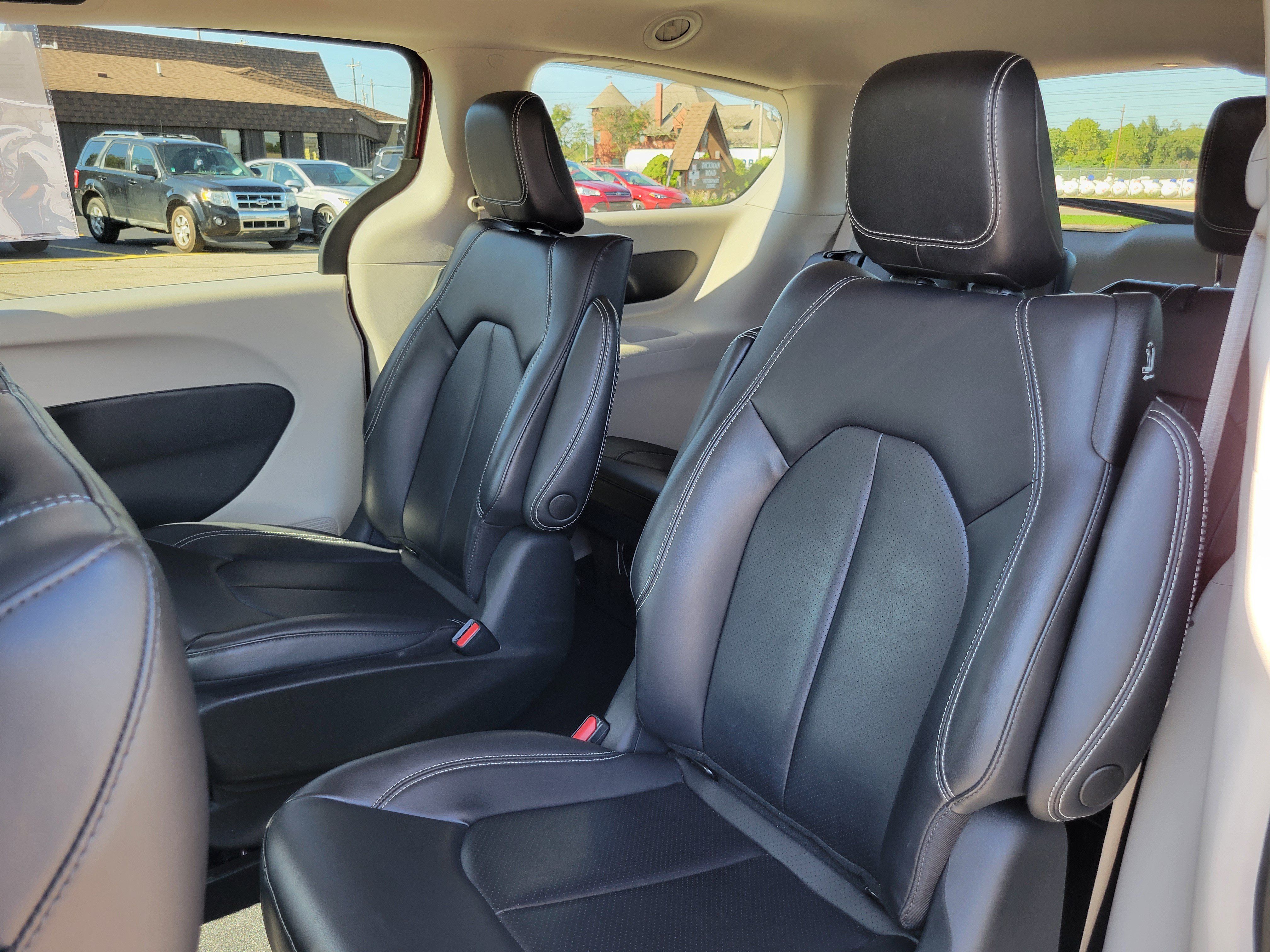 Used 2023 Chrysler Pacifica Touring-L FWD image 22