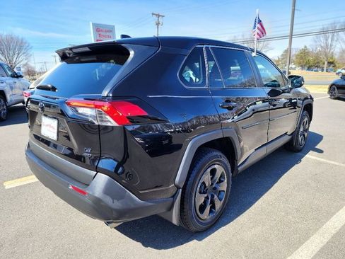 Used 2022 Toyota RAV4 LE image 7