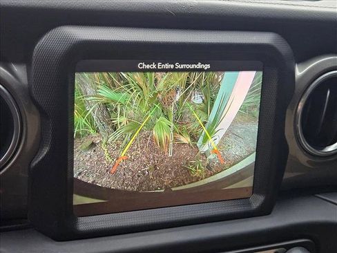 Used 2018 Jeep Wrangler Unlimited Sahara AWD/4WD image 14