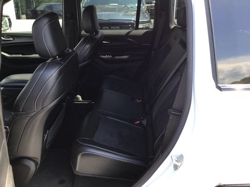 Certified 2024 Jeep Grand Cherokee Altitude AWD/4WD image 8
