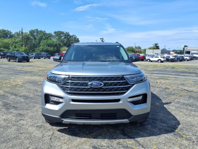 Used 2024 Ford Explorer XLT w/ Equipment Group 202A AWD/4WD image 2