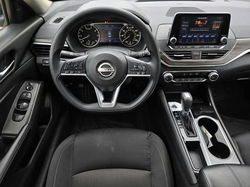 Used 2024 Nissan Altima 2.5 SV FWD image 10