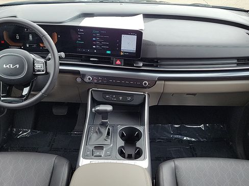 Used 2025 Kia Carnival FWD image 8