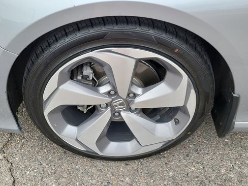 Used 2018 Honda Accord Touring image 17