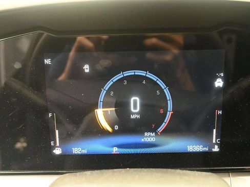 Used 2025 Chevrolet Trax LT FWD image 13