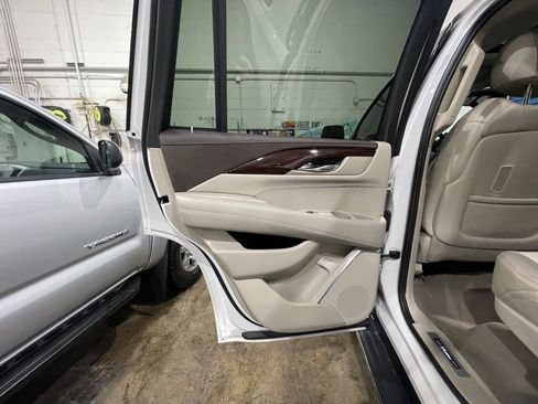 Used 2016 Cadillac Escalade Luxury image 18