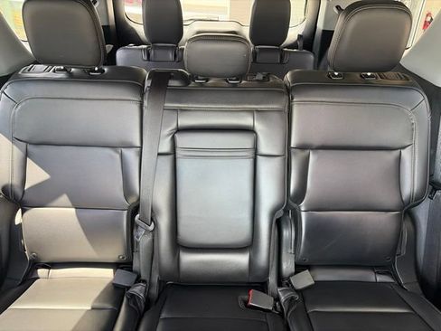 Used 2023 Ford Explorer XLT AWD/4WD image 23