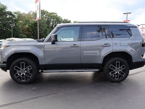 Used 2024 Lexus GX 550 w/ Cold Area Package AWD/4WD image 4