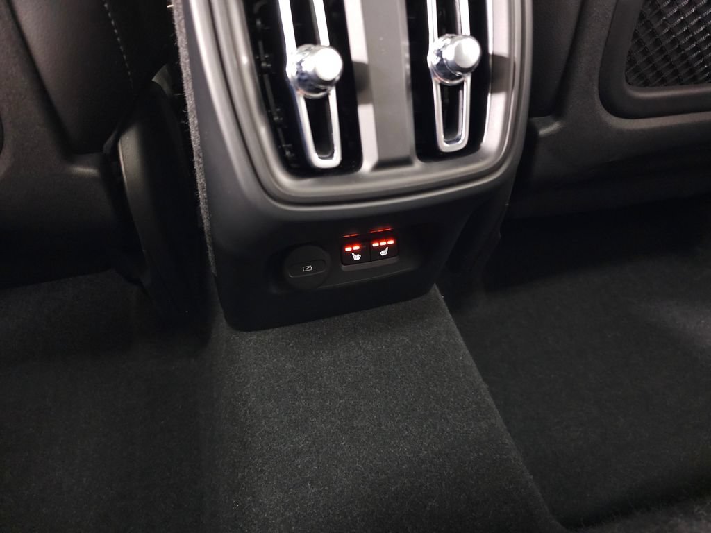 Certified 2024 Volvo XC40 B5 Plus w/ Climate Package AWD/4WD image 34