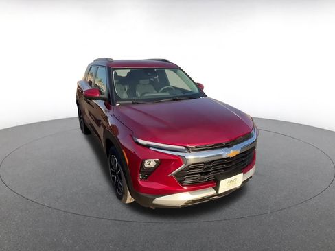 Used 2025 Chevrolet TrailBlazer LT FWD image 3