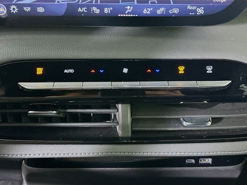 Used 2025 Buick Enclave Preferred image 24