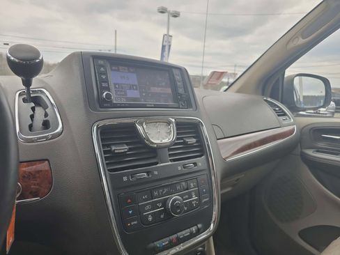 Used 2012 Chrysler Town & Country Limited w/ Luxury Group image 19