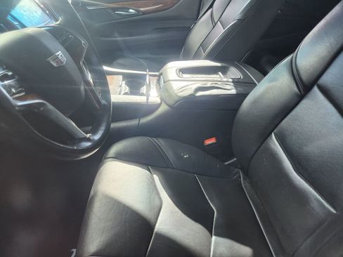 Used 2015 Cadillac Escalade Luxury image 16