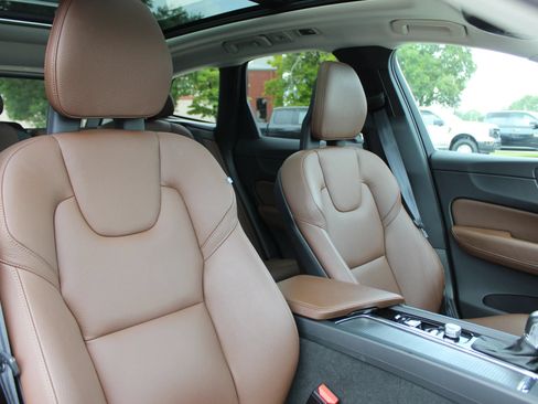 Used 2018 Volvo XC60 T5 Momentum w/ Convenience Package AWD/4WD image 28