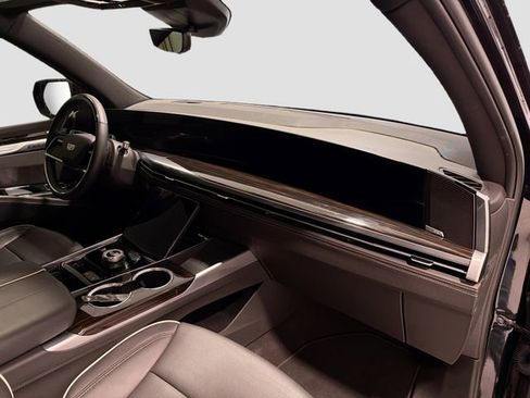 Certified 2025 Cadillac Escalade ESV Premium Luxury image 27