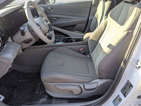 Used 2025 Hyundai Elantra SEL FWD image 4
