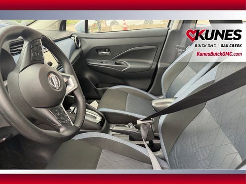 Used 2025 Nissan Versa SV FWD image 5