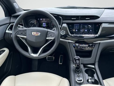 Used 2025 Cadillac XT6 Sport w/ Technology Package AWD/4WD image 2