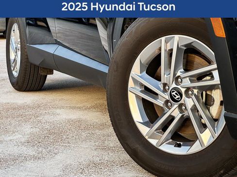 Used 2025 Hyundai Tucson SE image 2