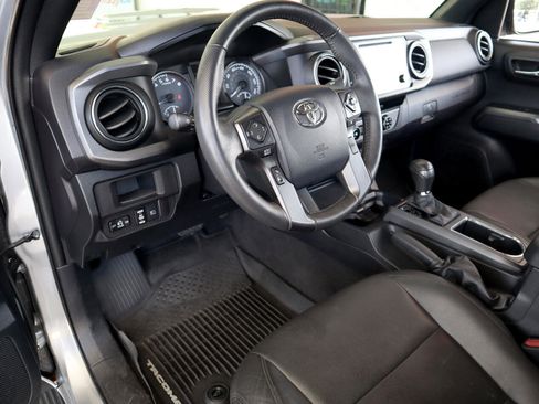 Used 2018 Toyota Tacoma TRD Sport image 39