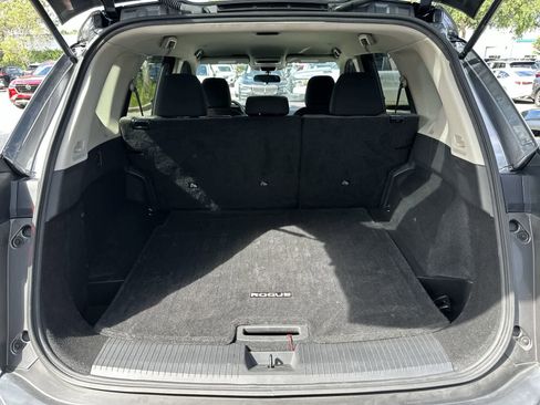 Used 2022 Nissan Rogue SV FWD image 17
