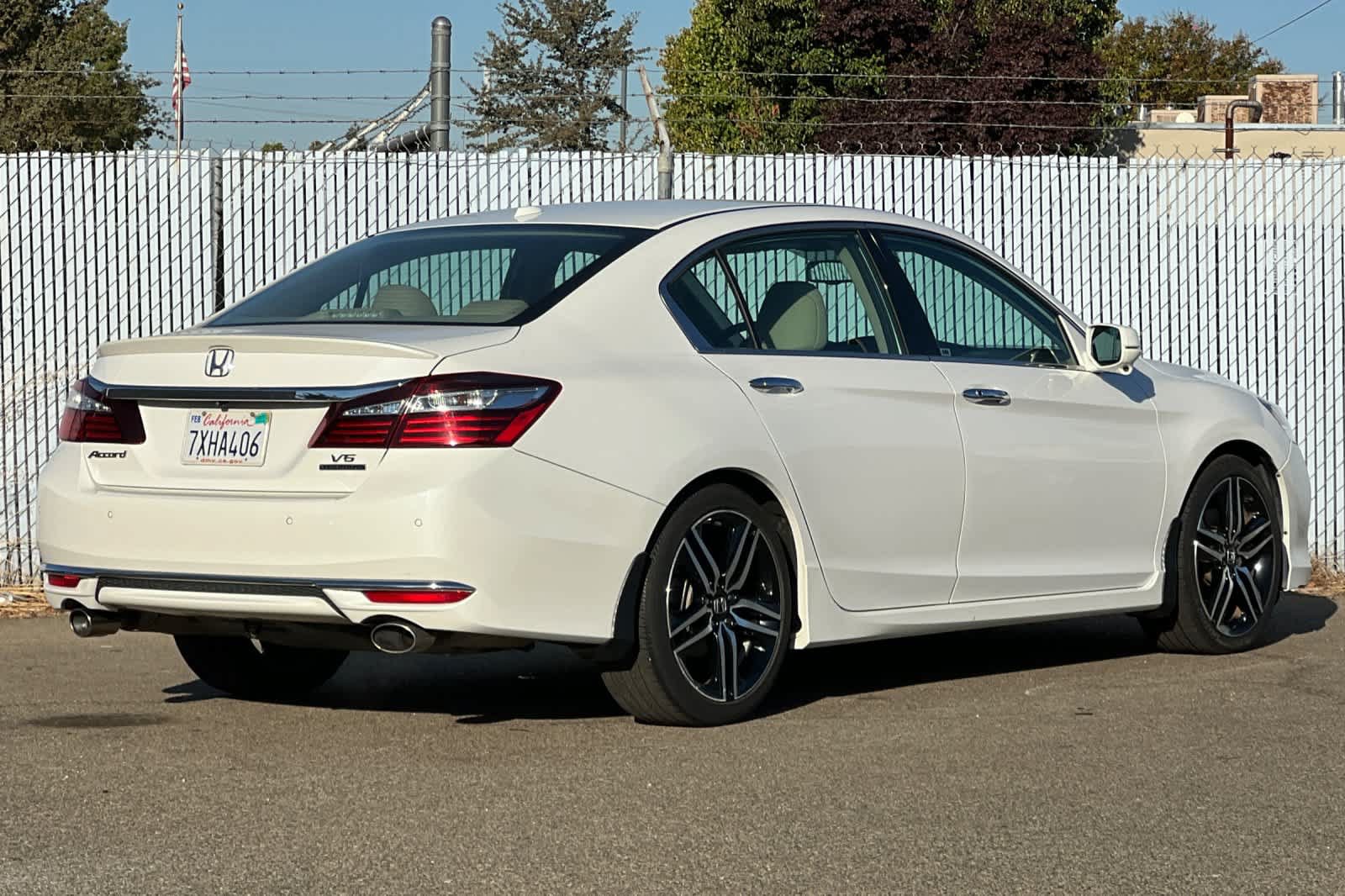 Used 2017 Honda Accord Touring image 3