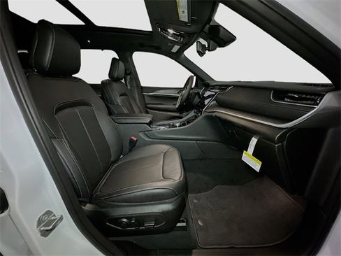 New 2025 Jeep Grand Cherokee L Limited w/ Luxury Tech Group II image 33