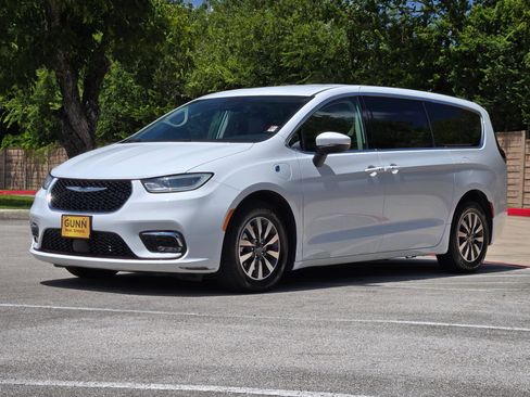 Used 2023 Chrysler Pacifica Touring-L FWD image 7