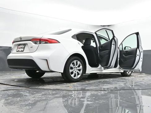 Used 2025 Toyota Corolla LE image 70