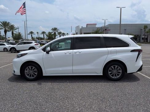 Certified 2025 Toyota Sienna LE FWD image 7
