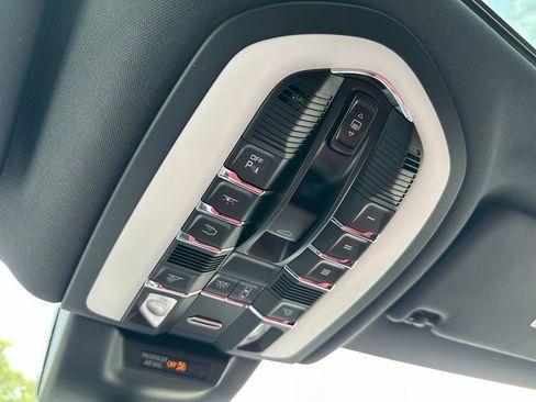 Used 2026 Porsche Macan AWD/4WD image 23