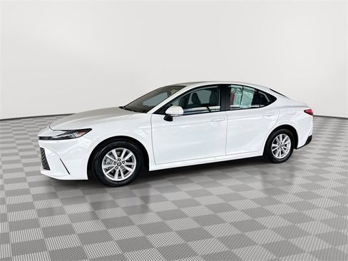 Used 2025 Toyota Camry LE image 7