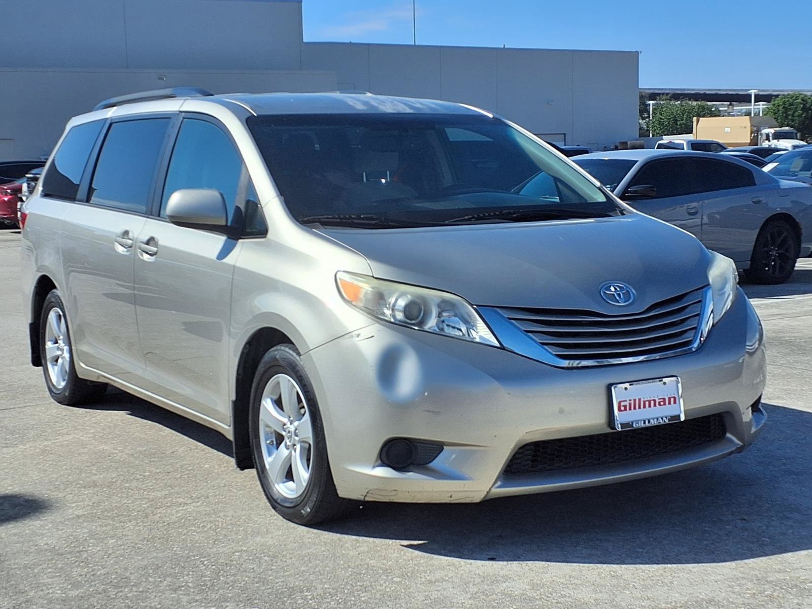 Used 2016 Toyota Sienna LE FWD image 2