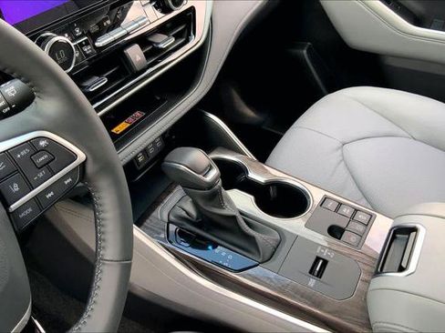 Certified 2025 Toyota Highlander Platinum AWD/4WD image 16