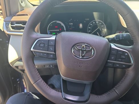 Used 2021 Toyota Sienna Platinum FWD image 13