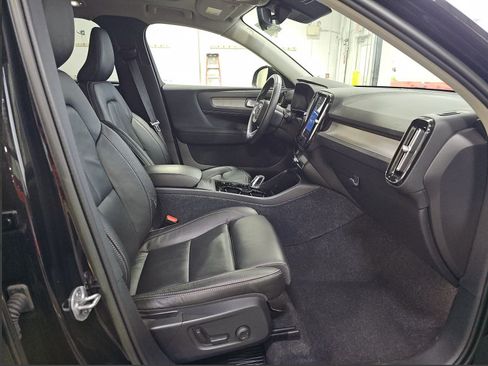 Used 2023 Volvo XC40 B4 Plus w/ Driver Assist Package FWD image 17