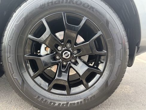 Certified 2021 Nissan Frontier SV w/ Midnight Edition Floor Mats image 11