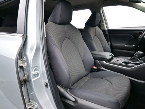 Used 2024 Toyota Highlander LE AWD/4WD image 14