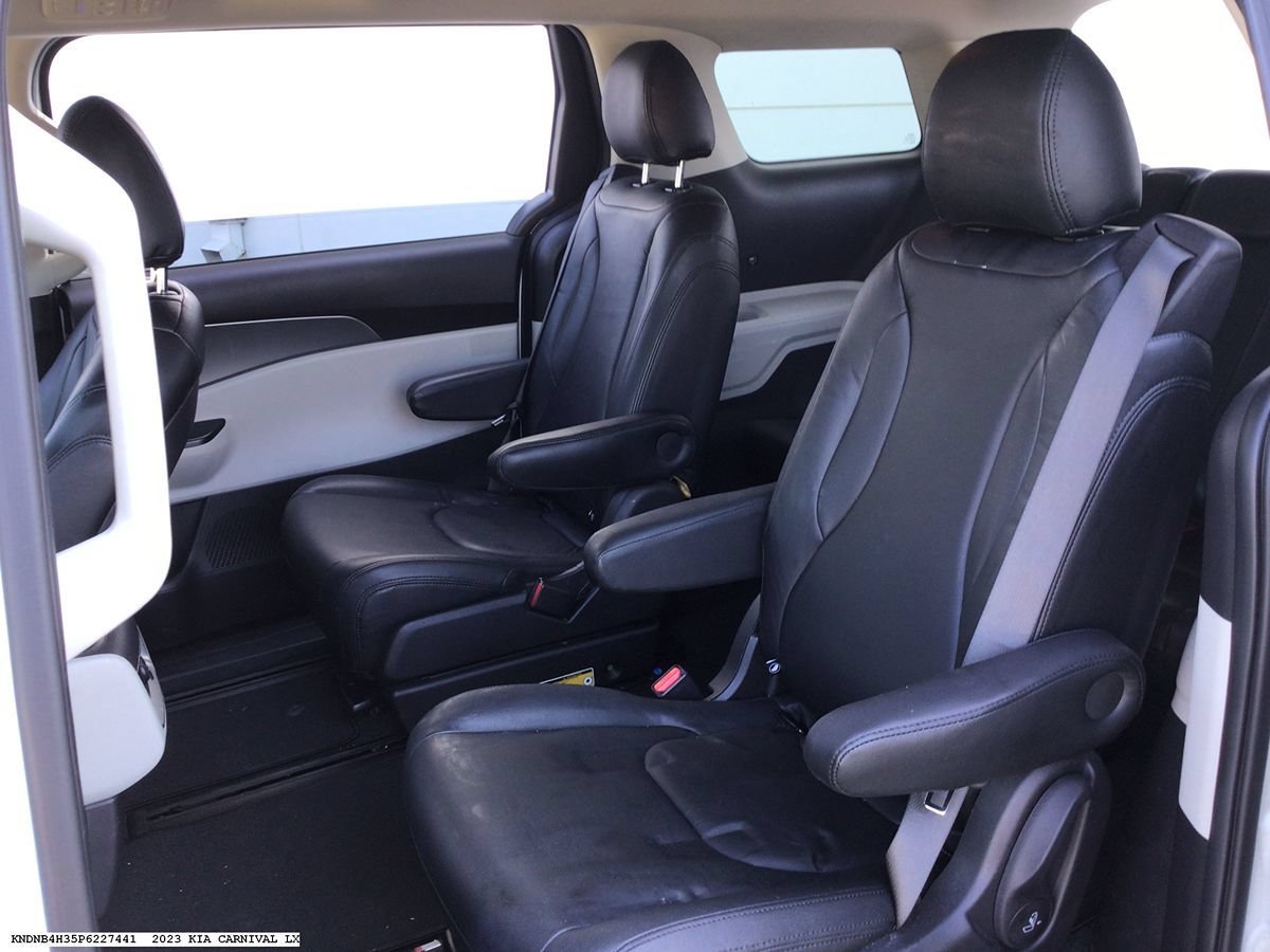 Used 2023 Kia Carnival LX FWD image 9