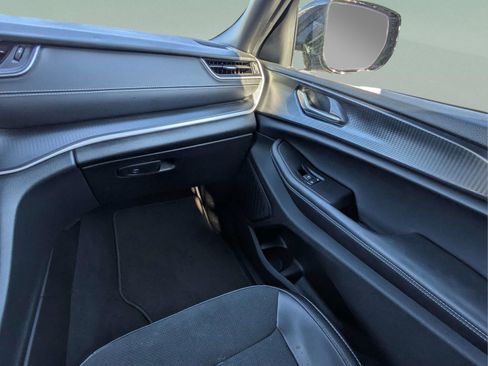 Used 2025 Jeep Grand Cherokee Altitude image 18