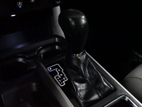 Used 2018 Toyota Tacoma SR5 AWD/4WD image 18
