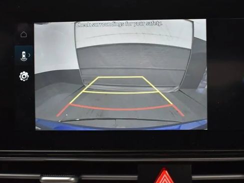 Used 2025 Hyundai Elantra SEL FWD image 32
