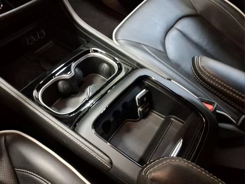 Used 2025 Chrysler Pacifica Limited FWD image 15