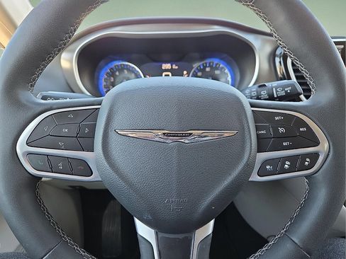 Used 2024 Chrysler Pacifica Touring-L image 24