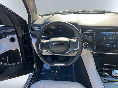 Used 2024 Jeep Wagoneer Series III w/ Premium Group I AWD/4WD image 18