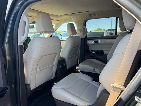 Used 2022 Ford Explorer Platinum w/ Equipment Group 601A AWD/4WD image 6