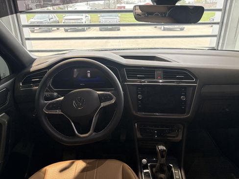 Used 2024 Volkswagen Tiguan SE w/ Panoramic Sunroof Package image 11